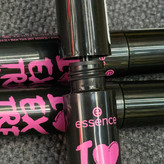 ریمل مشکی اسنس essenceمدل extreme volumeاصل حجم 12ml و رنگ مشکی