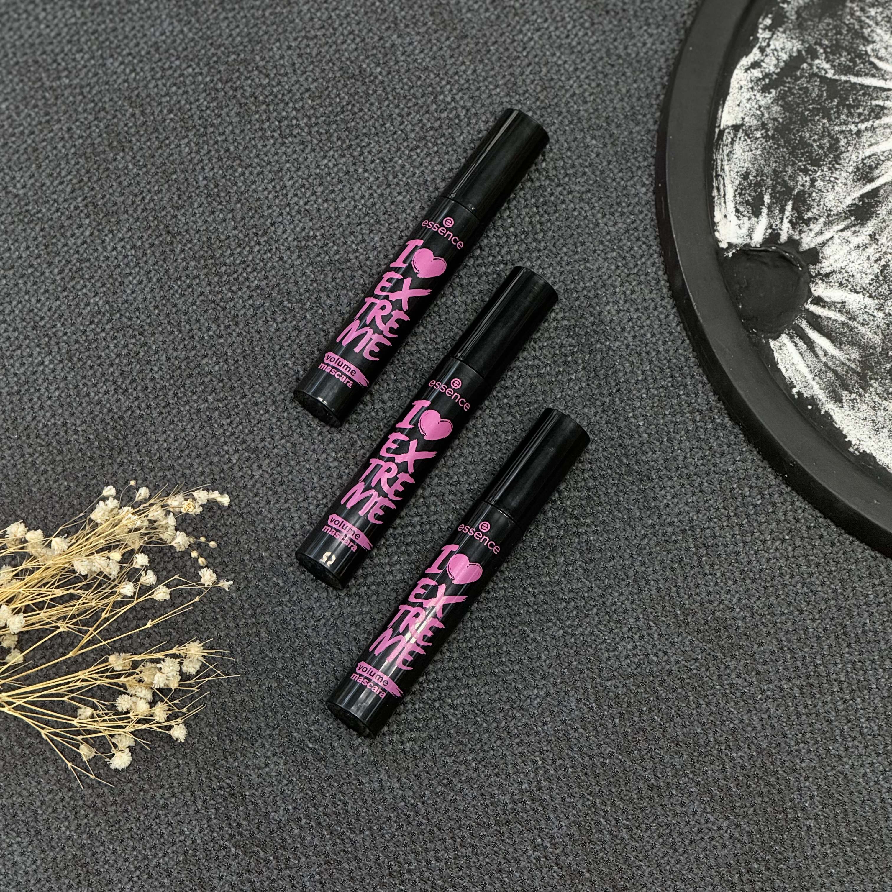 ریمل مشکی اسنس essenceمدل extreme volumeاصل حجم 12ml و رنگ مشکی